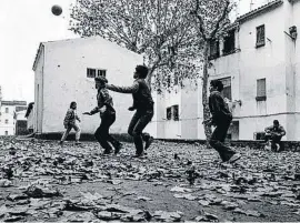  ??  ?? Unos niños juegan en Nou Barris en diciembre de 1986