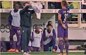  ??  ?? 3 ● 1 È il 13’ del primo tempo: i giocatori si fermano, la Curva Fiesole si colora di viola per Davide ● 2 La disperazio­ne di Milan Badelj, nuovo capitano, a fine partita ● 3 Vitor Hugo saluta il capitano Astori dopo il gol ● 4 I viola in campo per il...