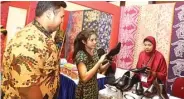  ??  ?? DITE SURENDRA/JAWA POS BUTUH PASAR: Pengunjung mengamati hasil produksi UMKM warga eks Dolly pada sebuah pameran Mei lalu.