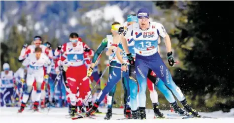  ?? AP ?? Dario Cologna an der Spitze der Verfolgerg­ruppe – doch in den Kampf um Bronze konnte er am Ende nicht eingreifen.