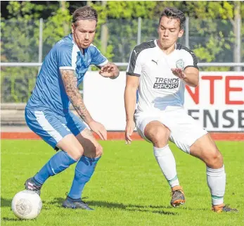  ?? FOTO: ALEXANDER HOTH ?? Wie schon im Ligaspiel am Sonntag gegen die TSG Ailingen (Bild) verliert Oliver Senkbeil (links) mit dem ALigisten VfB Friedrichs­hafen auch im Pokal.