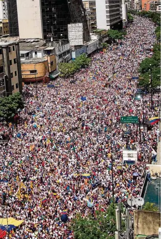  ?? MIGUEL GUTIERREZ/EFE ?? Recado. Multidão nas ruas da capital venezuelan­a; para oposição, início de uma ‘nova etapa’