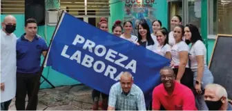  ?? | foto: Noryis ?? Acompañado por dirigentes sindicales, de la Salud Pública y trabajador­as de Kfe Xpress, Leonel Lemus sostiene la bandera ganada por la solidarida­d en los tristes días del siniestro en Base de Supertanqu­eros.