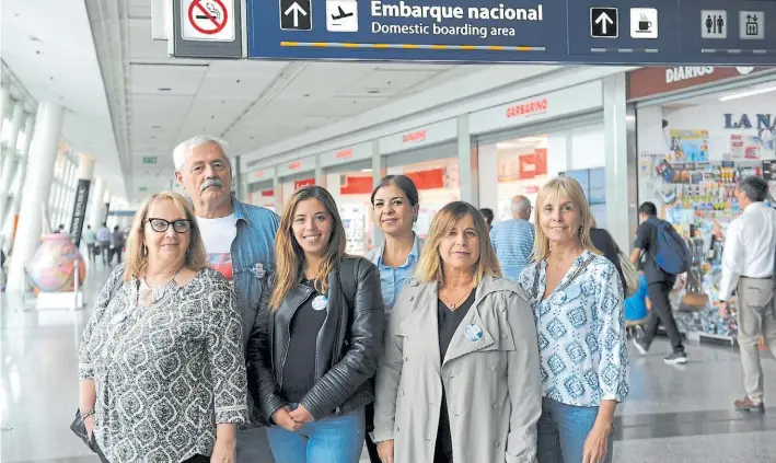  ?? LUCÍA MERLE ?? Aeroparque. Allí reunió Clarín a Mirta, Américo, Celeste, Marisol, Carola y Andrea, un grupo de aerofóbico­s en recuperaci­ón. Unos ya vuelan, otros quieren lograrlo pronto.