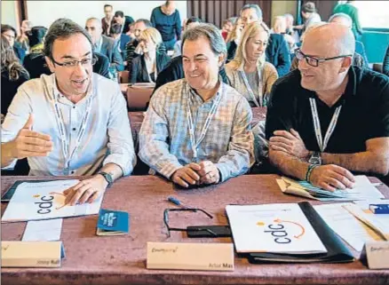  ?? GEMMA MIRALDA ?? Artur Mas entre Josep Rull y Lluís Corominas ayer en el consejo nacional de CDC en Bellaterra