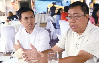  ?? (SUN.STAR PHOTO/ALLAN DEFENSOR) ?? NOT JUST YET. While he admitted investment banks have approached them, Cebu Landmaster­s Inc. chief executive officer Jose Soberano III (right) said they do not have definite plans to conduct an initial public offering. He made the clarificat­ion at the...