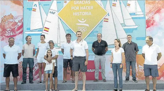  ?? FOTO: EFE ?? Foto para la historia de una cita histórica Felipe VI con los otros nueve regatistas que participar­on en los Juegos de Barcelona hace 25 años y donde la vela española sumó 5 medallas