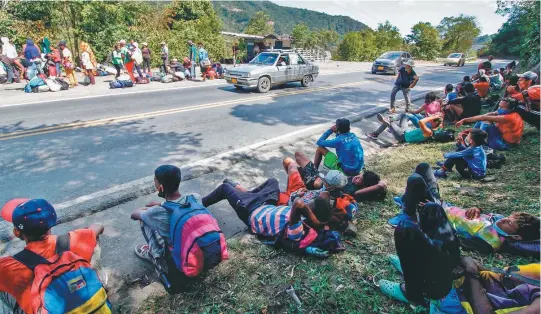  ?? / AFP ?? Migrantes venezolano­s descansan en carreteras de Cúcuta, esperando alimentos y medicinas que la Cruz Roja entrega en la zona, en plena pandemia.