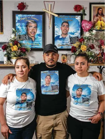  ?? Godofredo A. Vásquez / Staff photograph­er ?? Leobarda Duarte, left, Huber Rivera and Anabella Duarte gather at a memorial for their brother Gabino Duarte. His accused killer was out on bond for two felony charges.