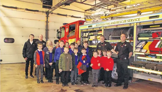  ?? • Pic: David Phillips. ?? Caption in here
Members and officers of 2nd Blairgowri­e Boys Brigade Company enjoyed a recent visit to Blairgowri­e Fire and Rescue Station at Lochy Terrace.
They were given advice on home fire safety and shown around an engine and appliances, as well as seeing the power of some of the hoses.
Members of the Boys Brigade group are pictured wth firefighte­rs Steve Owen, Richard Mackinnon and Ross McNee.
The visit took place on the evening of Friday, November 11.