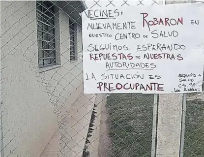  ??  ?? Aviso. El reclamo de los empleados del centro de salud de barrio Los Robles, en un cartel, para vecinas y vecinos.