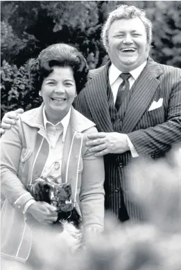  ??  ?? > Harry Secombe laughing with wife Myra