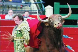  ?? EFE ?? El valenciano Román se pasa un toro por la espalda