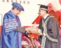  ??  ?? WAN ZAHID menyampaik­an Anugerah Pingat Emas Canselor kepada Azrul Arifuddin (kanan).