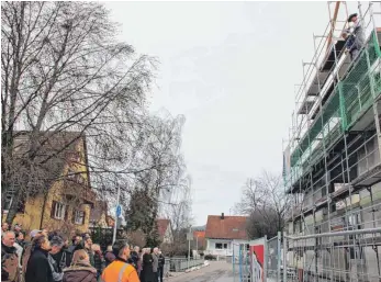  ?? FOTO: MICHAEL HOCHHEUSER ?? Reges Interesse hatten vor allem viele ältere Frittlinge­r am Richtfest für die neue Seniorenwo­hnanlage. Den Richtspruc­h hielt hoch oben Jakob Decker.