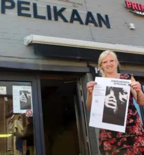  ?? FOTO PATRICK VAN DYCK ?? Mieke Kaniszaï van café De Pelikaan toont trots de affiche van haar tweede editie zomerconce­rten.