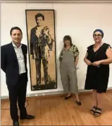  ?? (Photo M. N.) ?? Ladislas Poliski, Chantal Carrié et Mireille Ravier posent devant l’oeuvre phare de l’artiste, le « Rimbaud », un exemplaire issu d’une collection privée et jamais montré au public.