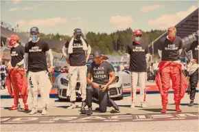  ?? FOTO: AFP ?? Conscienci­a.
Hamilton, hincado al centro en la foto, promueve la diversidad racial dentro del mundo de la F1 y con su labor más allá de las pistas.