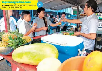  ??  ?? Cumplimien­to. Los centros escolares tendrán seis meses para adecuar las ofertas de sus tiendas o cafeterías.