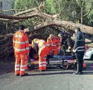  ??  ?? Soccorsi Il tassista ferito sistemato sulla barella