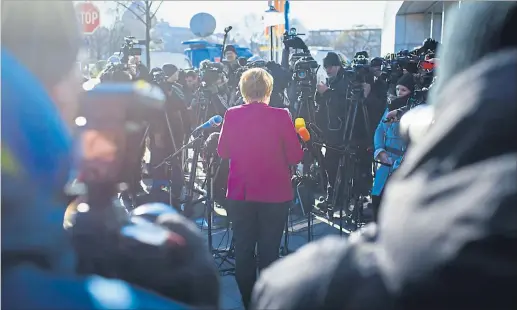  ?? [ APA ] ?? Angela Merkel tritt vor der finalen Verhandlun­gsrunde im KonradAden­auer-Haus der CDU in Berlin vor die Medien.