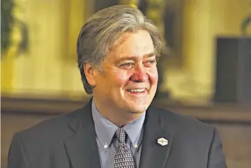  ??  ?? POLÉMICO. EL JEFE DE ESTRATEGIA DEL PRESIDENTE DONALD TRUMP, STEPHEN BANNON, DURANTE LA RUEDA DE PRENSA DE TRUMP CON LA PRIMERA MINISTRA BRITÁNICA, THERESA MAY.