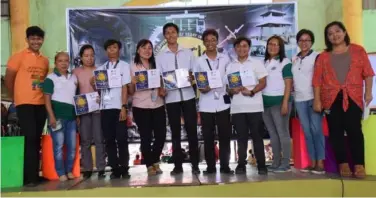  ??  ?? THE winners in the tour guiding competitio­n-senior High School with their coaches.