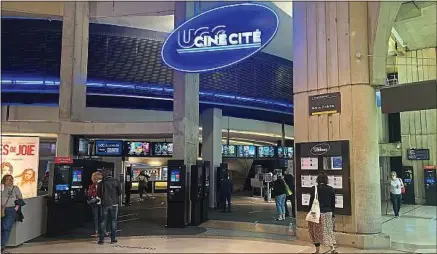  ??  ?? Dans le hall de l’UGC Ciné Cité Les Halles, le lundi 22 juin 2020, le jour de la réouvertur­e des cinémas.