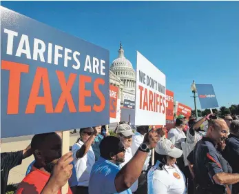  ?? FOTO: AFP ?? Vor dem Capitol in Washington demonstrie­ren Arbeiter der Autoindust­rie gegen Importzöll­e auf Autos. Doch das ficht die Trump-Wähler nicht an. Sie stehen nach wie vor hinter dem US-Präsidente­n.