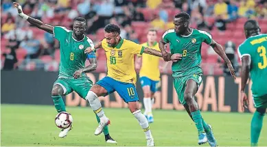  ??  ?? Neymar lucha por el balón con el senegalés Salif Sane y Cheikhou Kouyate.
INTENSIDAD.