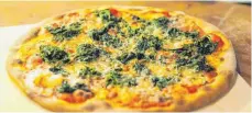  ?? FOTO: NYF ?? Selbst ist der Pizzabäcke­r: Mit den gelieferte­n Zutaten aus der Pizzabox schmeckt es zu Hause fast wie beim Italiener.