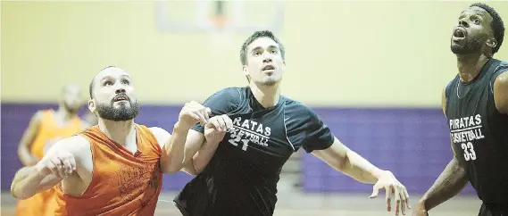  ??  ?? Jorge Bryan Díaz (21) y Donta Smith (33), esperan por un rebote durante un partido de exhibición contra los Atléticos de San Germán.