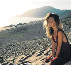  ??  ?? Algunas de las fotos de Esssena O’Neill en Instagram, donde tenía 712.000 seguidores. Con ellas ilustraba posts por los que algunas empresas de moda le llegaban a pagar hasta 1.300 euros, según ella misma ha reconocido