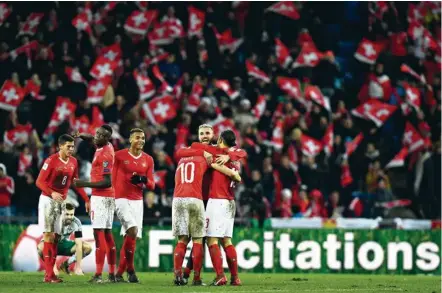  ??  ?? FOOTBALL Pour son match retour face à l’Irlande du Nord, l’équipe de Suisse a assuré l’essentiel hier à Bâle, après la victoire (1-0) obtenue jeudi à Belfast. Mais elle aura souffert jusqu’au bout pour conserver le nul (0-0) qui la qualifie pour la...