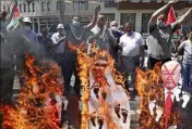  ??  ?? Dans la ville occupée de Naplouse, en Cisjordani­e, des personnes ont mis le feu à des photos de Benjamin Netanyahu, du cheikh Mohammed ben Zayed AlNahyane et de Donald Trump. (Photo AFP)