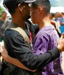  ?? —KARLOSMANL­UPIG ?? Militiaman Carl Mark Nucos bids goodbye to one of his captors during his release on March 25.