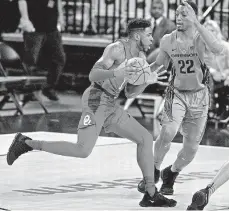  ?? [AP PHOTO] ?? Oklahoma guard Rashard Odomes, left, drives to the basket past Oregon forward Mikyle McIntosh during the PK80 Invitation­al on Sunday Portland, Ore. OU beat the Ducks, 90-80.