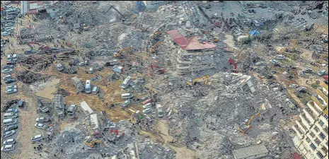  ?? AFP ?? Rescue efforts go on amid collapsed buildings in Kahramanma­ras, the epicentre of the first tremor, in southeaste­rn Turkey,