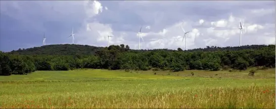  ?? (Photo G. R.) ?? Alors que la constructi­on des  éoliennes d’Artigues-Ollières se poursuit, dans l’attente d’une décision judiciaire, pro et anti éoliens confronten­t leurs arguments.