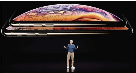  ?? FOTO:AP PHOTO/MARCIO JOSE SANCHEZ ?? Apples Geschäftsf­ührer Tim Cook stellt die teuersten iPhones aller Zeiten vor.