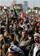  ?? AFP ?? Combatient­es hutíes protestaro­n contra los ataques a posiciones suyas en Yemen.