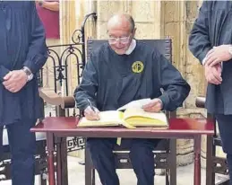  ?? MEDITERRÁN­EO ?? José Luis Breva, en el momento de firmar en el Libro de Oro del tribunal.