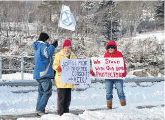  ?? LAWRENCE POWELL PHOTOS ?? About 40 people attended a rally in Annapolis Royal Feb. 15 in support of Wet’suwet’en Hereditary Chiefs in northern British Columbia. They oppose a gas pipeline being built by Coastal GasLink through their ancestral territorie­s.