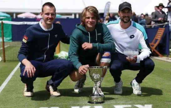  ?? FOTO ATP ?? Ruben Bemelmans (r) naast mental coach Gert-Jan De Muynck (l) en Zizou Bergs (m).