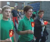  ?? FOTO: JENS UWE WACHTERSTO­RM ?? Ein Licht für den Frieden: Die Fußpilger aus Isselburg bei ihrer Rückkehr.