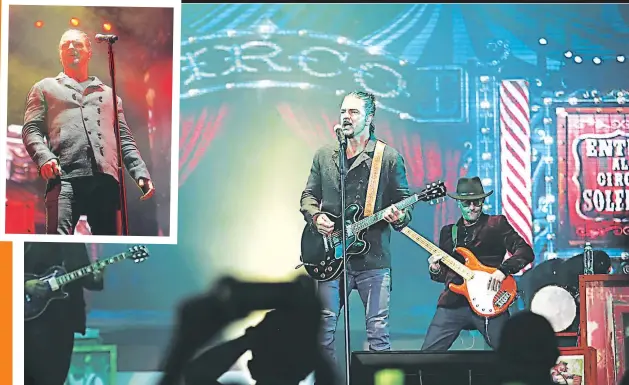  ??  ?? Ricardo Arjona se mostró agradecido por la multitudin­aria cantidad de fanáticos que asistieron al concierto.