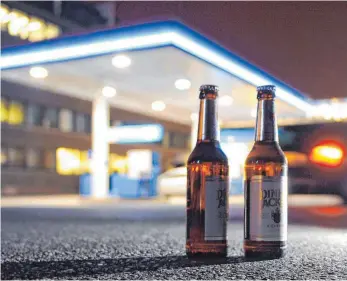  ?? FOTO: DPA ?? Seit dem 2010 gilt in Baden-Württember­g ein nächtliche­s Alkoholver­kaufsverbo­t. Das könnte noch dieses Jahr aufgehoben werden. Freundeskr­eise für Suchtkrank­enhilfe warnen.