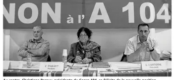  ??  ?? Au centre, Christiane Paravy, présidente du Copra 184, se félicite de la nouvelle position du maire de Conflans-sainte-honorine.