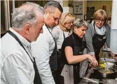  ??  ?? Für die Nachspeise wird kräftig gerührt. Dabei werden alle Teilnehmer zu Topfgu ckern.