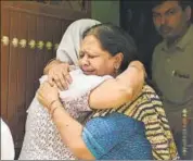  ?? RAJ K RAJ/HT ?? Relatives of Bhatia family were inconsolab­le on Sunday.